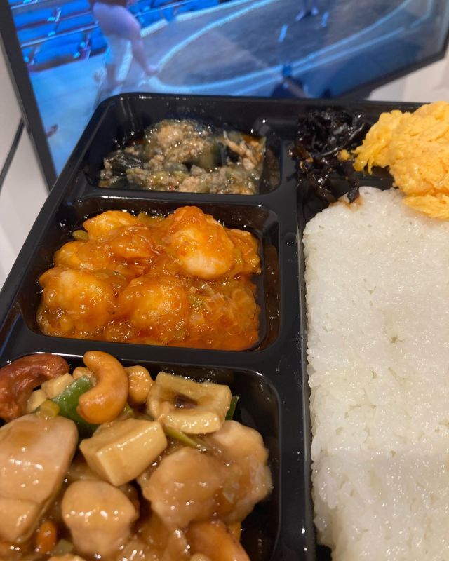 【ABEMA大相撲LIVE #春場所 】
＠ABEMAで放送中

#初日 は解説に三代目若乃花 花田虎上さん🎙実況は#藤井康生 アナ❕

本日 #2日目 解説は @gaga_maru さんです。実況は#藤井康生 アナです

📸スタッフのお弁当
初日 #喜山飯店

2日目 #金兵衛

ぜひご覧ください👀

#sumo #大相撲 #相撲 #3月場所